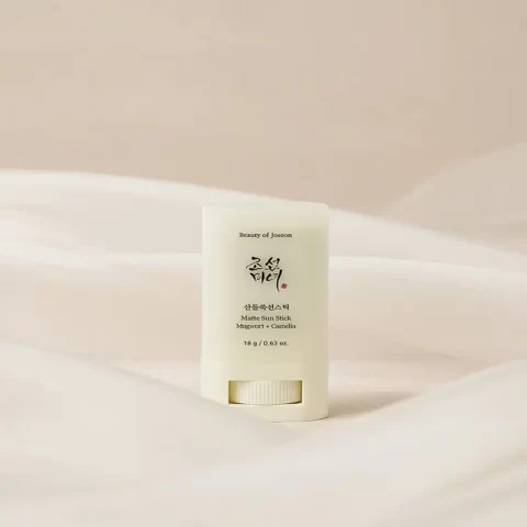 Beauty of Joseon - Matte Sun Stick Mugwort + Camelia SPF50 PA++++ 18g Containing silica powder, the formula absorbs excess sebum for a long-lasting matte finish